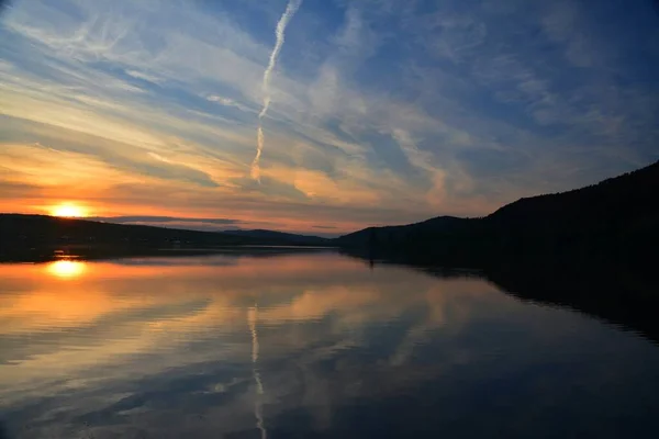 美丽的落日洒满了群山环抱的湖面 — 图库照片