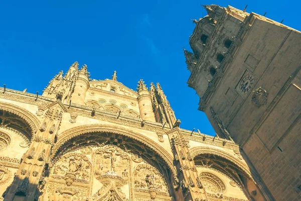 青い空に対するスペインのサラマンカ大聖堂の古い建物 — ストック写真