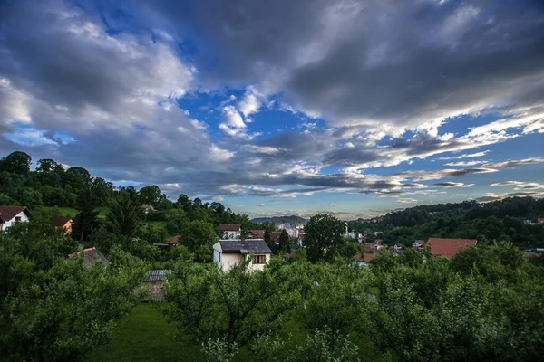 Die Häuser Und Ländlichen Raum Und Ein Wolkenverhangener Himmel Darüber — Stockfoto