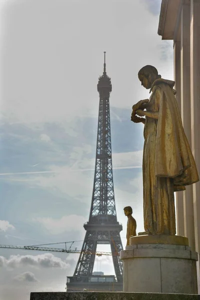位于法国巴黎的埃菲尔铁塔的垂直截图 旁边是一座雕像 — 图库照片