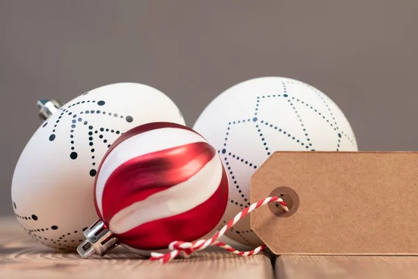 Een Close Van Kleurrijke Kerstbal Ornamenten Met Een Kleine Lege — Stockfoto