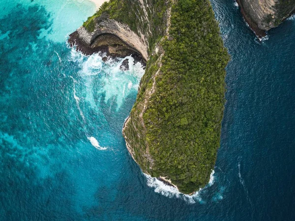 Een Luchtfoto Van Kliffen Bedekt Met Groen Omgeven Door Zee — Stockfoto