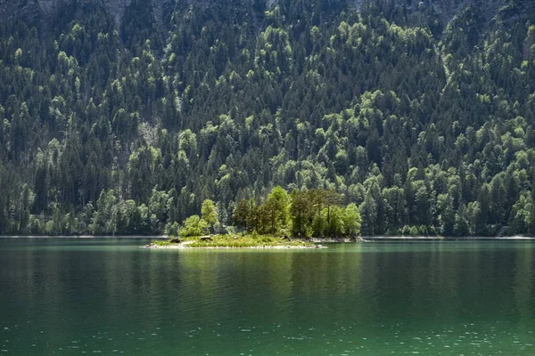 Jezero Eibsee Německu Před Horou Během Dne — Stock fotografie