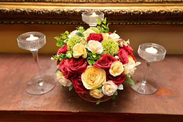 Plan Grand Angle Bouquet Roses Dans Panier Sur Table Avec — Photo