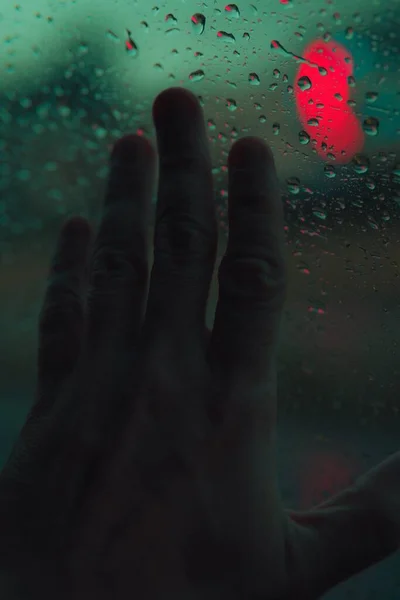 Мужская Рука Стакан Капельками Дождя — стоковое фото