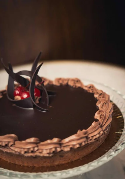 Tiro Close Vertical Bolo Chocolate Com Cerejas Cima — Fotografia de Stock