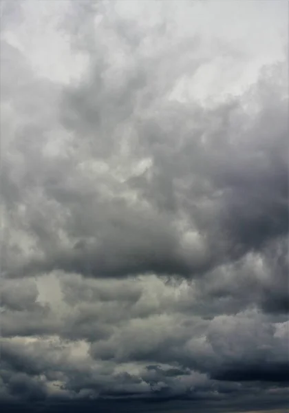 Une Belle Image Verticale Des Nuages Gris — Photo