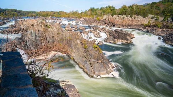 Een Prachtig Landschap Van Een Krachtige Waterval Omringd Door Rotsformaties — Stockfoto