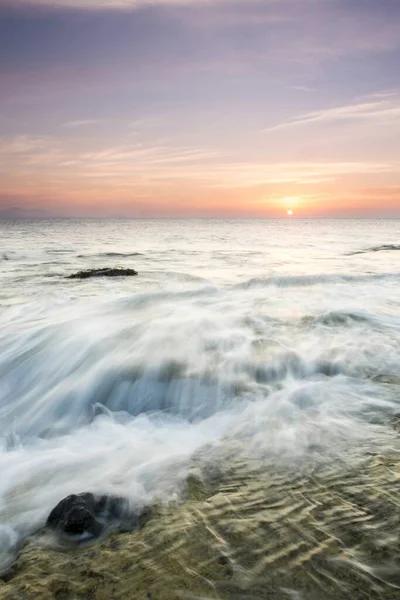 Een Lange Opname Van Golven Van Oceaan Bij Zonsondergang — Stockfoto