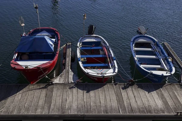 Eine Aufnahme Von Geparkten Kleinen Booten Der Nähe Des Docks — Stockfoto