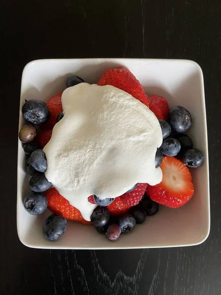 Primer Plano Yogur Con Arándanos Fresas Plato Blanco Sobre Fondo — Foto de Stock