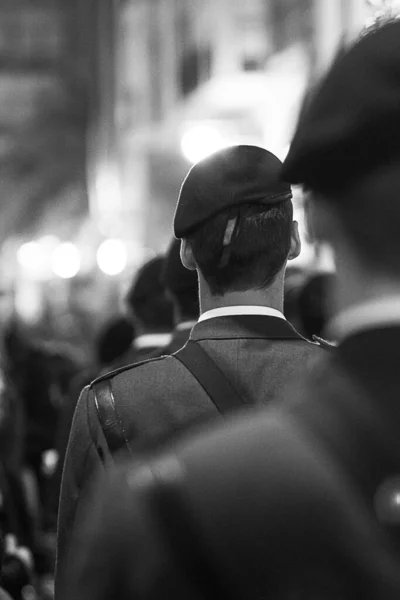 Gråskala Selektivt Fokus Soldat Med Basker Står Rad Ljuset — Stockfoto