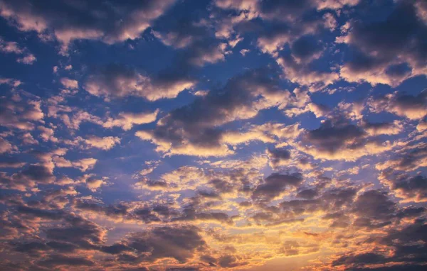一个低角度拍摄美丽的日落天空与橙色的云彩 — 图库照片