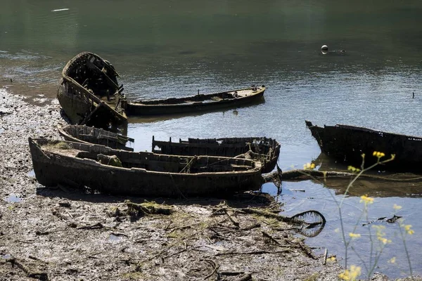 Nahaufnahme Eines Verlassenen Kleinen Holzbootes Der Nähe Des Sees — Stockfoto