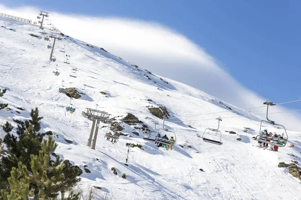 Plan Rapproché Passage Câbles Dessus Des Montagnes Recouvertes Neige — Photo