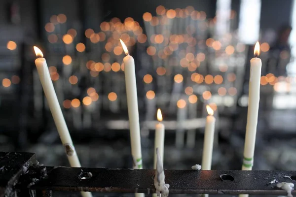 Eine Selektive Fokusaufnahme Des Anzündens Von Kerzen Der Kirche — Stockfoto