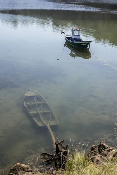 High Angle Shot Parked Small Boat Sunken Boat Foreground — Stock Photo, Image