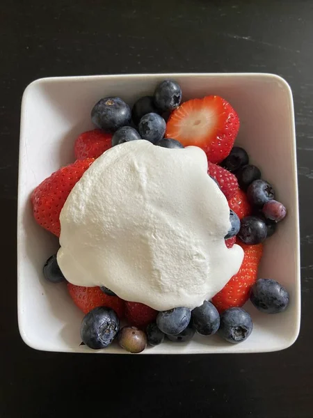 Eine Nahaufnahme Von Joghurt Mit Blaubeeren Und Erdbeeren Einem Weißen — Stockfoto