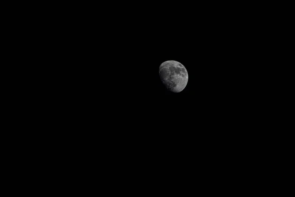 夜空中的半月月 — 图库照片