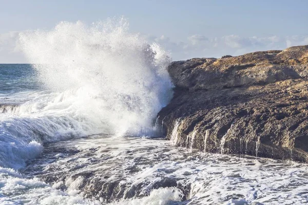 Uma Bela Paisagem Ondas Mar Salpicando Perto Uma Formação Rochosa — Fotografia de Stock