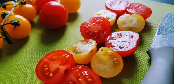 Ein Schuss Kirschtomaten Auf Einem Schneidebrett — Stockfoto