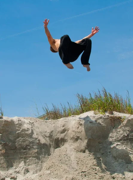 Hombre Que Tiene Miedo Atleta Aire Haciendo Somersault Contra Cielo — Foto de Stock