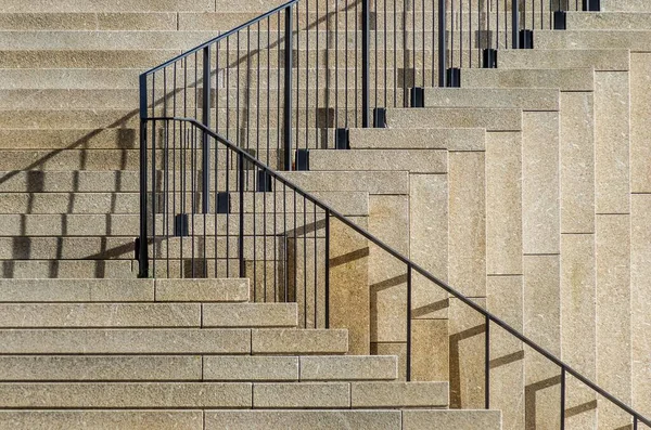 Horizontale Aufnahme Einer Steintreppe Mit Metallgeländer Freien Bei Tageslicht — Stockfoto