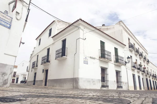 在西班牙捕获的古老的白色风景画房屋正面的一个低角度的镜头 — 图库照片
