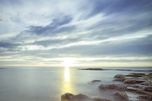Een Prachtig Landschap Van Zonsondergang Reflecterend Vredige Zee — Stockfoto