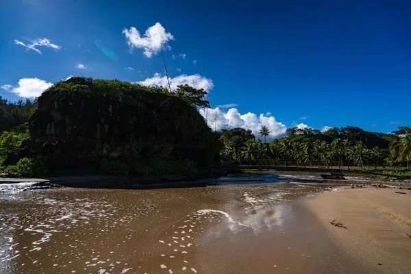 阳光灿烂的夏威夷考艾岛艾尔顿海滩岩石悬崖的美丽风景 — 图库照片