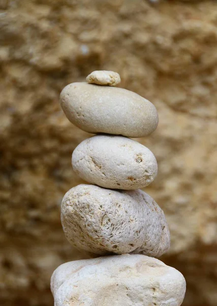 一张白色卵石的垂直特写照片 这些卵石相互平衡在一起 — 图库照片