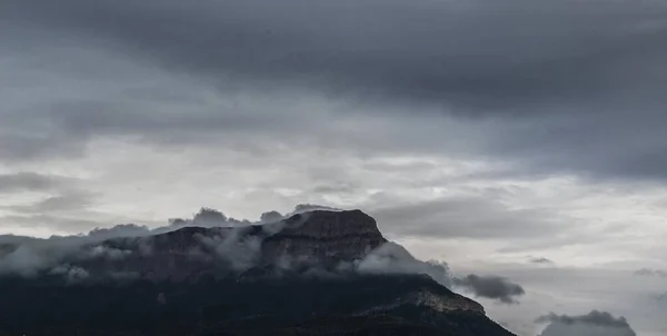 Uno Scatto Panoramico Una Cima Montagna Tra Nuvole — Foto Stock