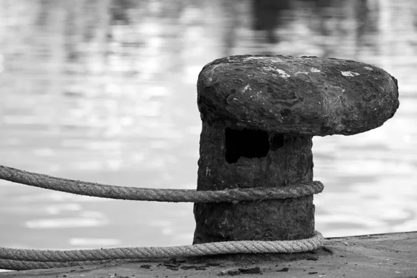 Сірий Знімок Мотузки Закрученої Над Старим Іржавим Металевим Пірсом — стокове фото
