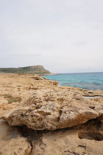 Μεγάλες Πέτρες Στην Ακτή Κατά Διάρκεια Της Ημέρας Στην Κύπρος — Φωτογραφία Αρχείου