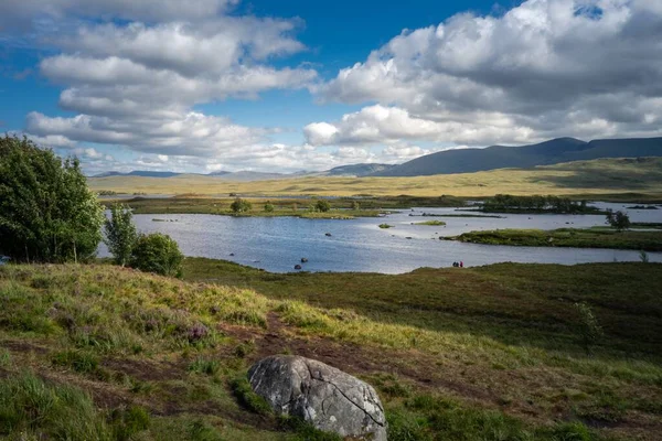 Loch Tulla Gölü Ngiltere Dağlar Çayırlarla Çevrilidir — Stok fotoğraf