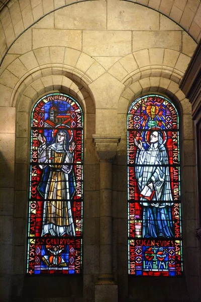 教堂橱窗上五彩斑斓的宗教绘画 — 图库照片