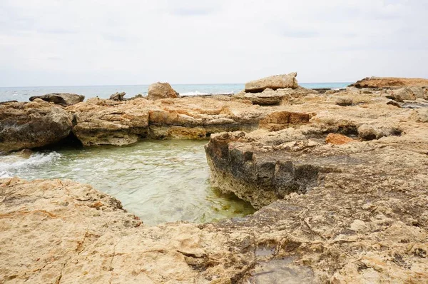 キプロスの海岸にある石や丘 — ストック写真