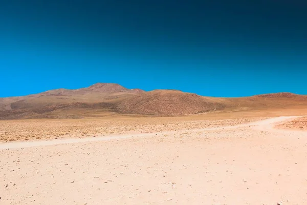 Una Foto Una Colina Bajo Cielo Azul —  Fotos de Stock