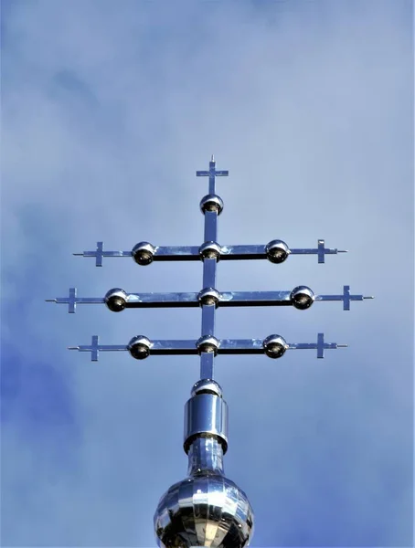 Colpo Angolo Basso Una Torre Con Croce Entrambi Lati — Foto Stock