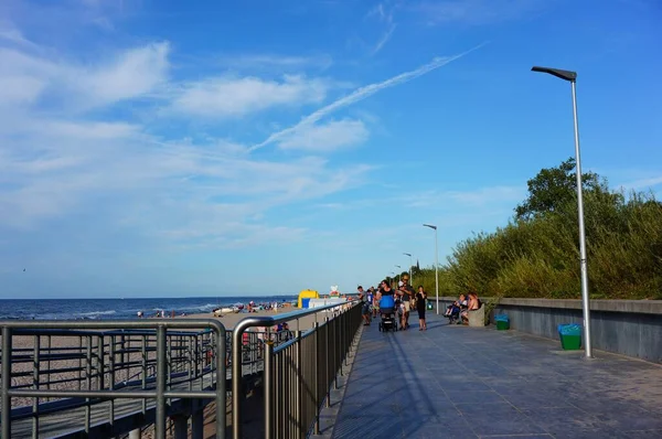 Sarbinowo Polonia 2020 Gente Paseo Marítimo Largo Una Playa Temporada —  Fotos de Stock