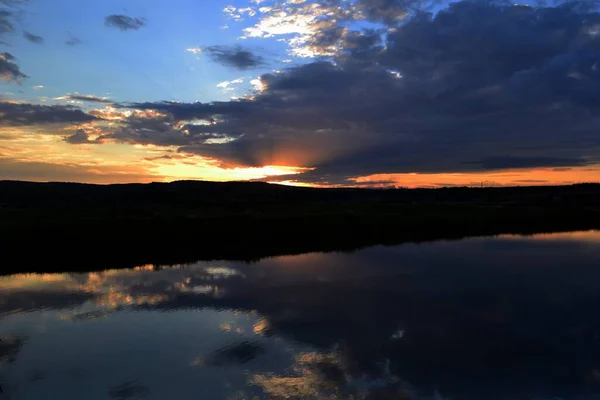 Une Belle Image Reflet Coucher Soleil Envoûtant Sur Les Montagnes — Photo