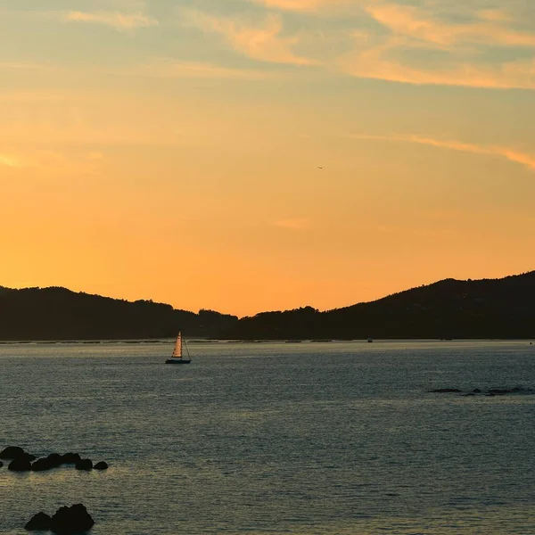 Breathtaking Shot Sea Hills Gleaming Golden Sunset — Stock Photo, Image