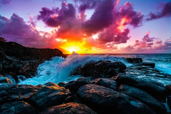 日落时夏威夷考艾岛皇后区巴斯海边岩石形成的美丽风景 — 图库照片