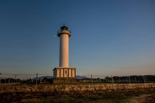 Latarnia Morska Lastres Ogrodzeniem Pierwszym Planie Zdobyta Miejscowości Luces Hiszpania — Zdjęcie stockowe