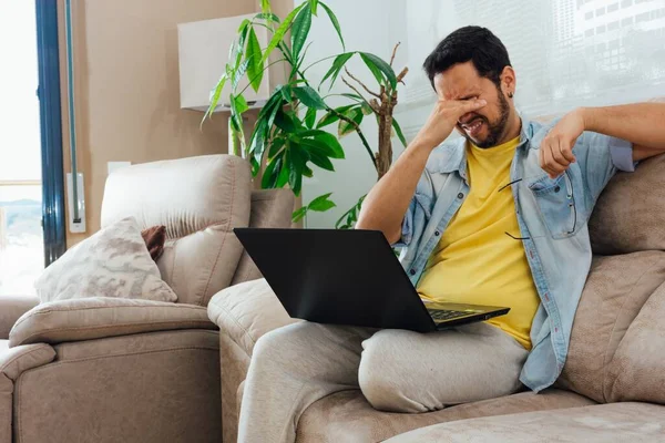 Zdjęcie Przystojnego Latynosa Korzystającego Laptopa Koncepcja Komunikacji Wypoczynku Ludzi — Zdjęcie stockowe