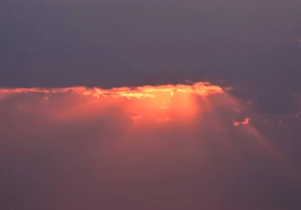 Μια Όμορφη Εικόνα Του Πορτοκαλί Ηλιακού Φωτός Από Σύννεφα — Φωτογραφία Αρχείου