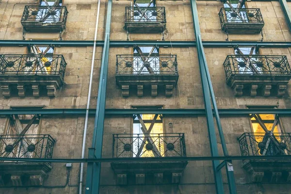 Tiro Ângulo Baixo Molduras Forma Nas Janelas Edifício — Fotografia de Stock