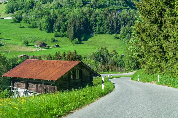 スイス アルプスのル シー地域の道路の隣の家 — ストック写真