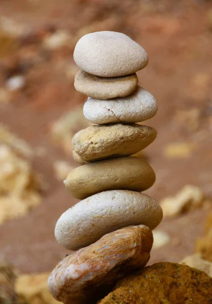 Een Selectieve Focus Shot Van Witte Kiezelstenen Top Van Elkaar — Stockfoto