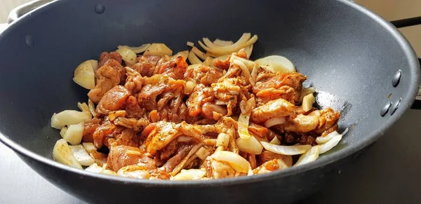 玉ねぎと肉でいっぱいの鍋の高い角度のショット — ストック写真